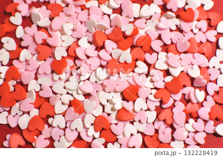 沢山のハート型のトッピングシュガー　おしゃれでかわいい背景装飾　気持ち　製菓材料 132228419