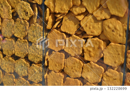 ぎっしり詰まった手焼きせんべい 132228699