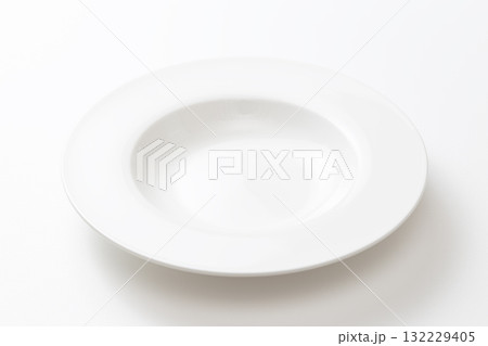 白背景に白いパスタ皿 白背景に白いパスタ皿 132229405