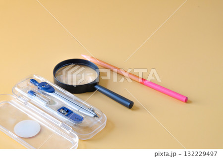 Metal compass with magnifier for school and drafting instrument . Metal compass with magnifier for school and drafting instrument . 132229497