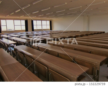 椅子が固定された長机のある教室 椅子が固定された長机のある教室 132229739