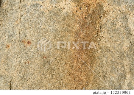 表面に茶色い縞模様のある石のクローズアップ。石や岩のテクスチャー	 132229962