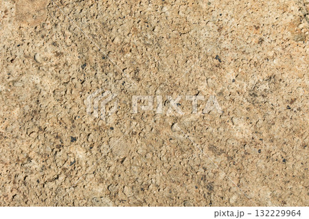 表面にたくさん穴の空いた茶色い石のクローズアップ。石や岩のテクスチャー。 132229964