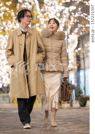 夜の街を歩く男女 132231307