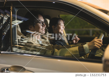 ドライブする男女 132231753