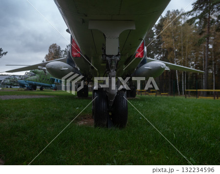 airplane gear showcase, display of aircraft landing gears in museum environment for visitors, museum exhibit featuring detailed display of various aircraft landing gear mechanisms and parts 132234596