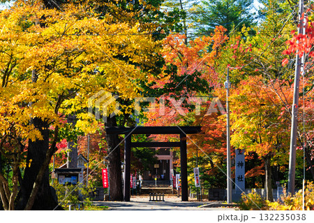 神社と紅葉 132235038