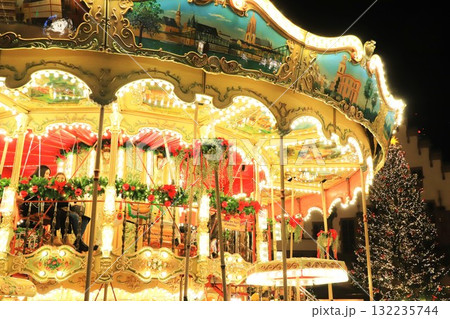 ライトアップされた夜のメリーゴーランド 132235744
