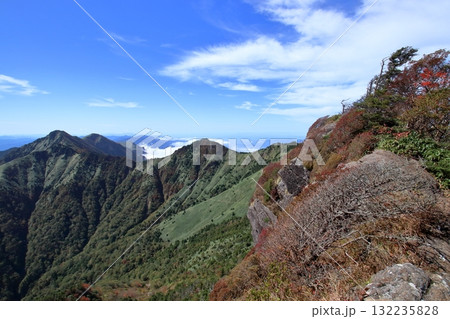 石鎚山　弥山からニノ森方面を眺める　（愛媛県　日本百名山） 132235828