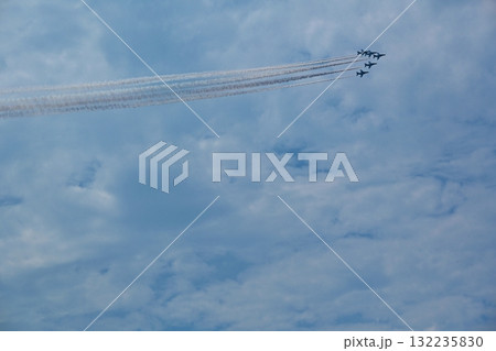 青空を進むブルーインパルス　宮城 132235830