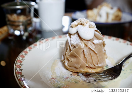 カフェで味わう濃厚モンブラン。秋のデザートタイム。 132235857