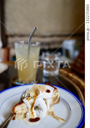 カフェで味わうキャラメルチーズケーキ。 カフェで味わうキャラメルチーズケーキ。 132235860