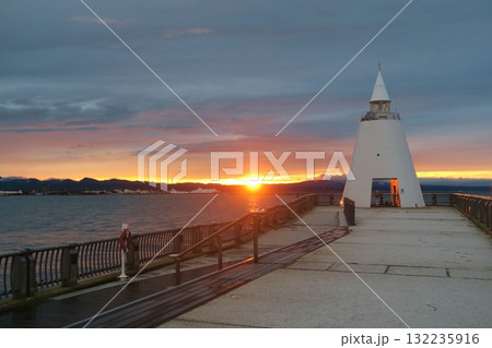 夕暮れの青森港北防波堤西灯台　青森 132235916