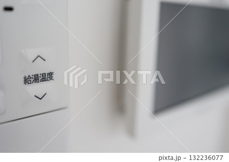 給湯温度の調整ボタン。リモコンの一部。 132236077