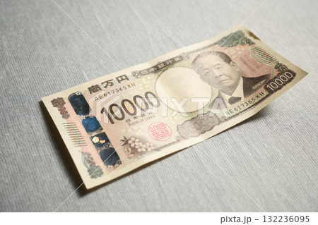 立つ新一万円札 132236095