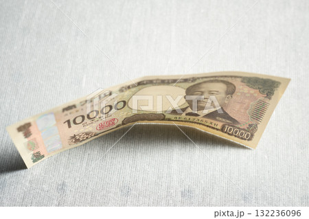 一枚の一万円札 132236096