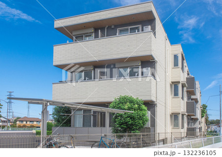 低層マンションとさわさかな青空 132236105