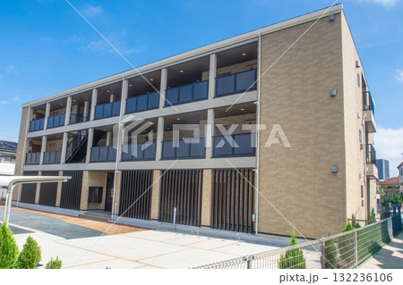 低層マンションとさわさかな青空 132236106