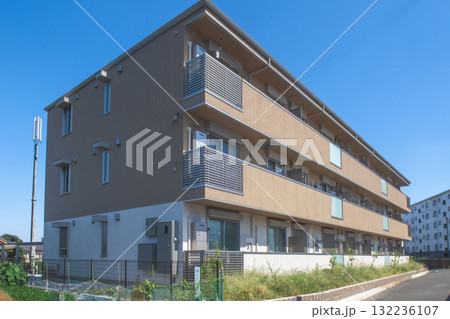 低層マンションとさわさかな青空 132236107