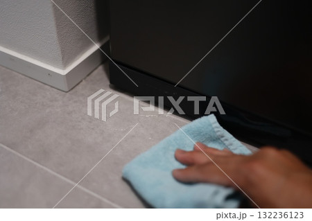 冷蔵庫下部（冷凍室）からの水漏れトラブルで床が濡れている様子。 132236123