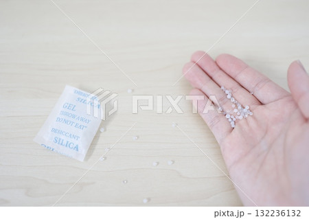 袋に入ったシリカゲル乾燥剤のクローズアップ。 132236132