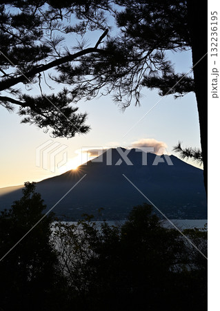 日が上る桜島 132236195