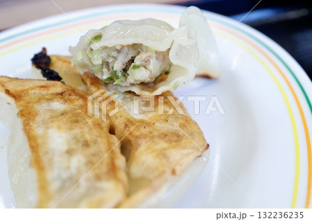 焼き餃子の断面。肉と野菜が詰まったジューシーな餃子のアップ。 132236235