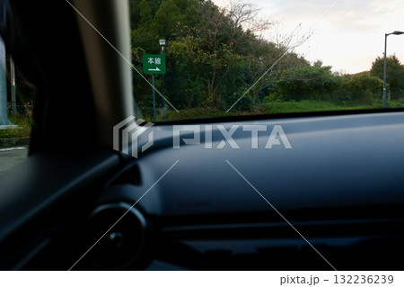 車内から見た高速道路パーキングエリアの本線案内標識。 車内から見た高速道路パーキングエリアの本線案内標識。 132236239