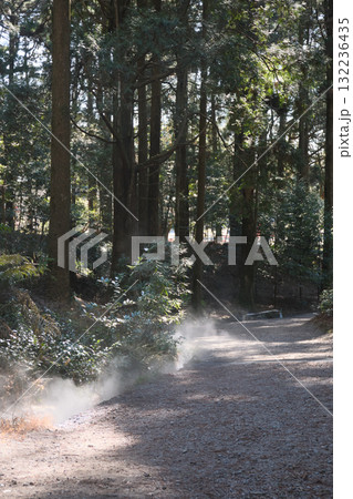 山神社の参道に上がる蒸気 山神社の参道に上がる蒸気 132236435