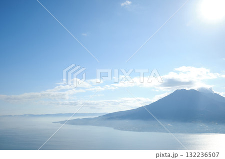 薄い雲が広がる錦江湾 132236507