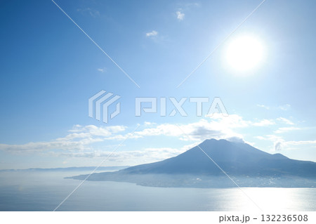 水蒸気が広がる鹿児島湾の朝 水蒸気が広がる鹿児島湾の朝 132236508