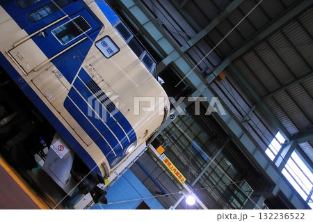 秋田総合車両センターの車庫に静かに佇む583系電車(@一般公開イベント)_2025/10/18撮 秋田総合車両センターの車庫に静かに佇む583系電車(@一般公開イベント)_2025/10/18撮 132236522