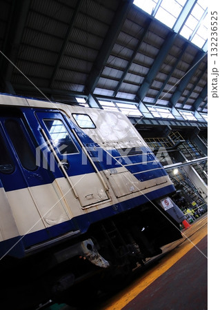 秋田総合車両センターの車庫に静かに佇む583系電車(@一般公開イベント)_2025/10/18撮 132236525