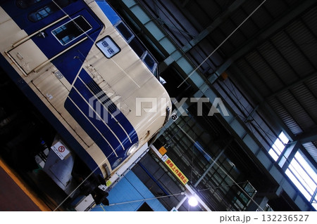 秋田総合車両センターの車庫に静かに佇む583系電車(@一般公開イベント)_2025/10/18撮 132236527