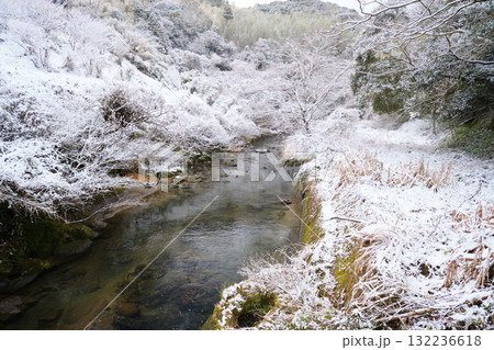 雪が積もる静かな川 雪が積もる静かな川 132236618