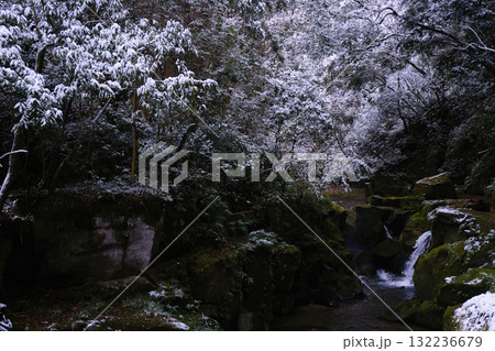 雪と関吉の疎水溝 132236679