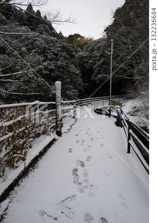 雪が積もる関吉の疎水溝の冬 132236684