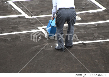 ラインを引く審判 ラインを引く審判 132236697