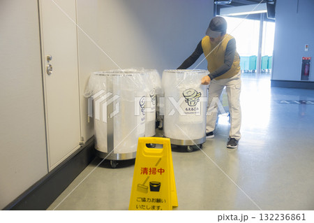 ゴミを捨てる男性 132236861