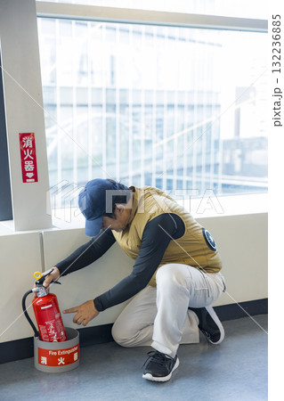 消火器を点検する男性 132236885