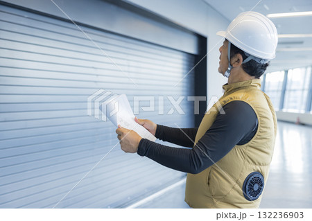 図面を持つ現場監督 図面を持つ現場監督 132236903