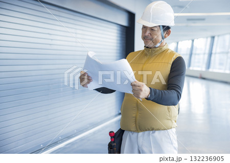 図面を持つ現場監督 図面を持つ現場監督 132236905