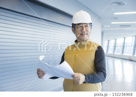 図面を持つ現場監督 132236908