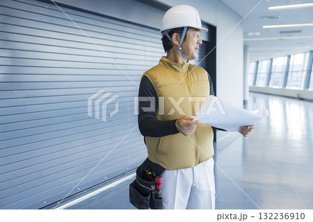 図面を持つ現場監督 132236910