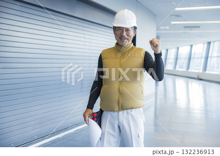 図面を持つ現場監督 132236913