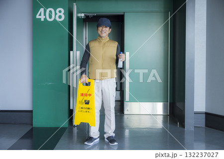 イベントスペースの清掃員 132237027
