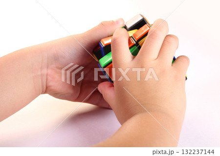 ルービックキューブで遊ぶ子どもの手 132237144
