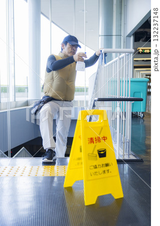ビルの清掃員 ビルの清掃員 132237148