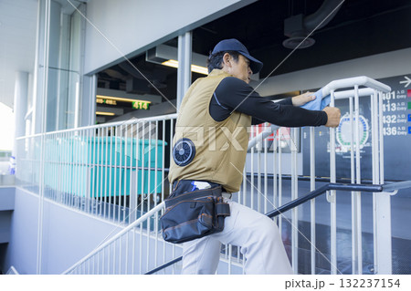 ビルの清掃員　 132237154