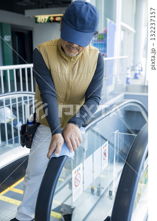 ビルの清掃員　 132237157